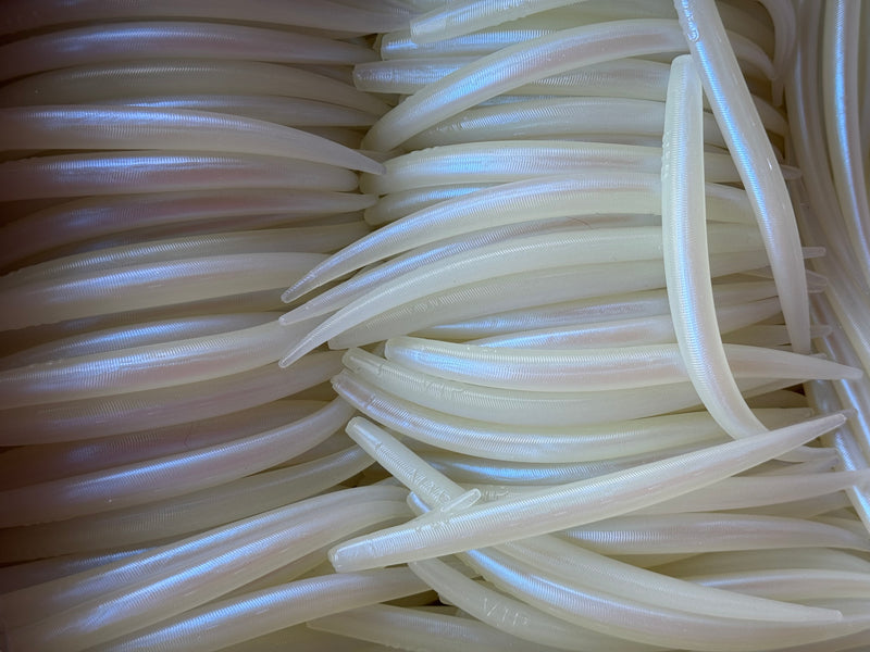 Load image into Gallery viewer, 6&quot;  Glow/Pearl Eel  (Single Bait)

